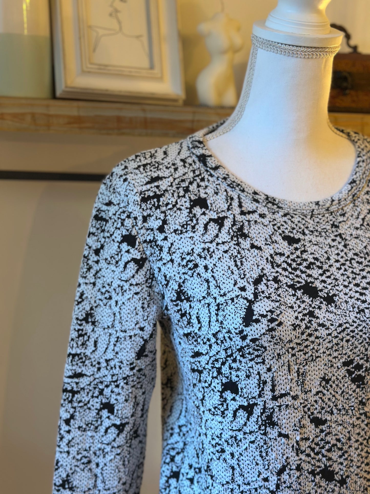 Pull imprimé abstrait noir et écru T.35