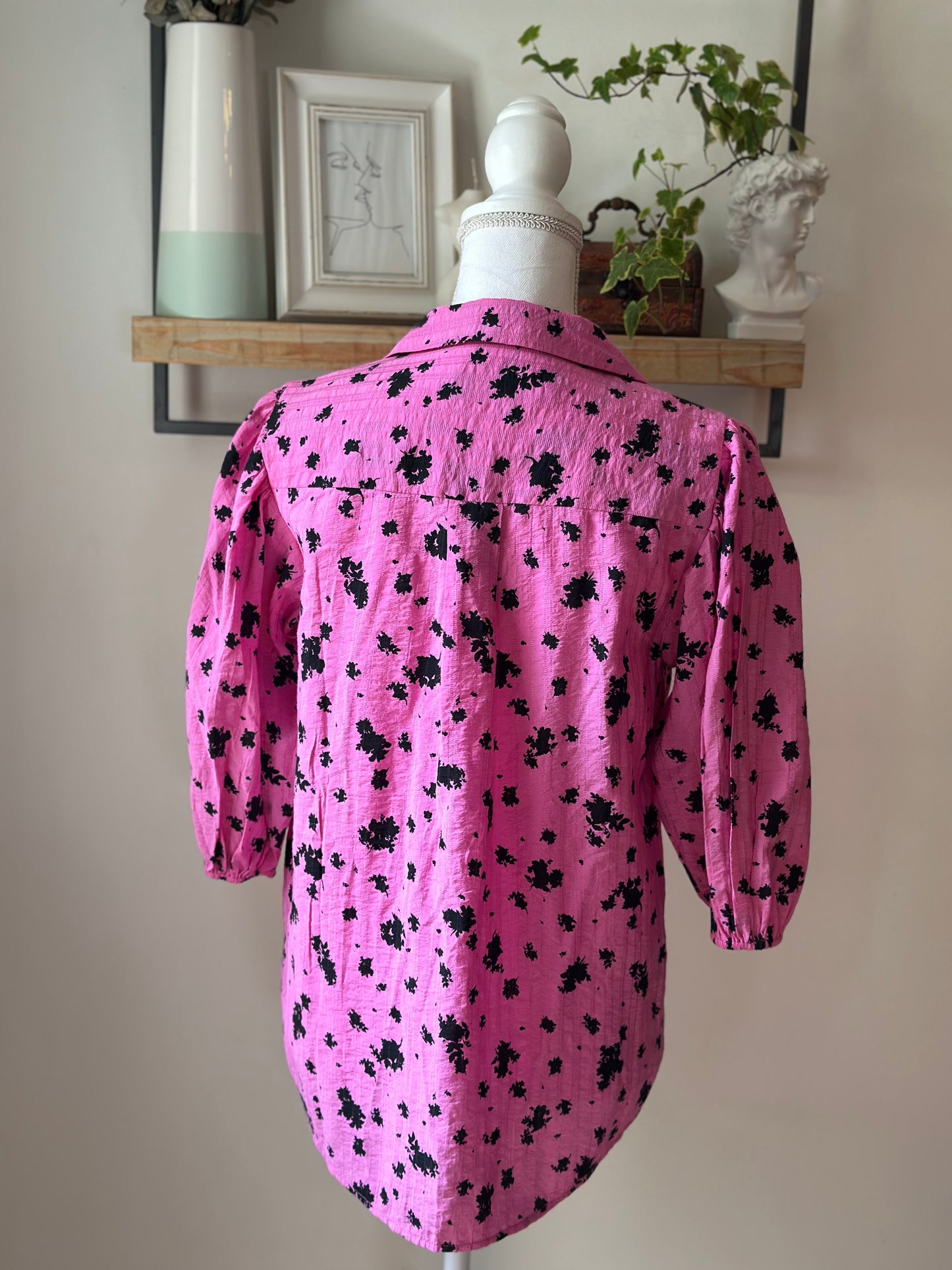 Chemise rose à imprimé noir T.36