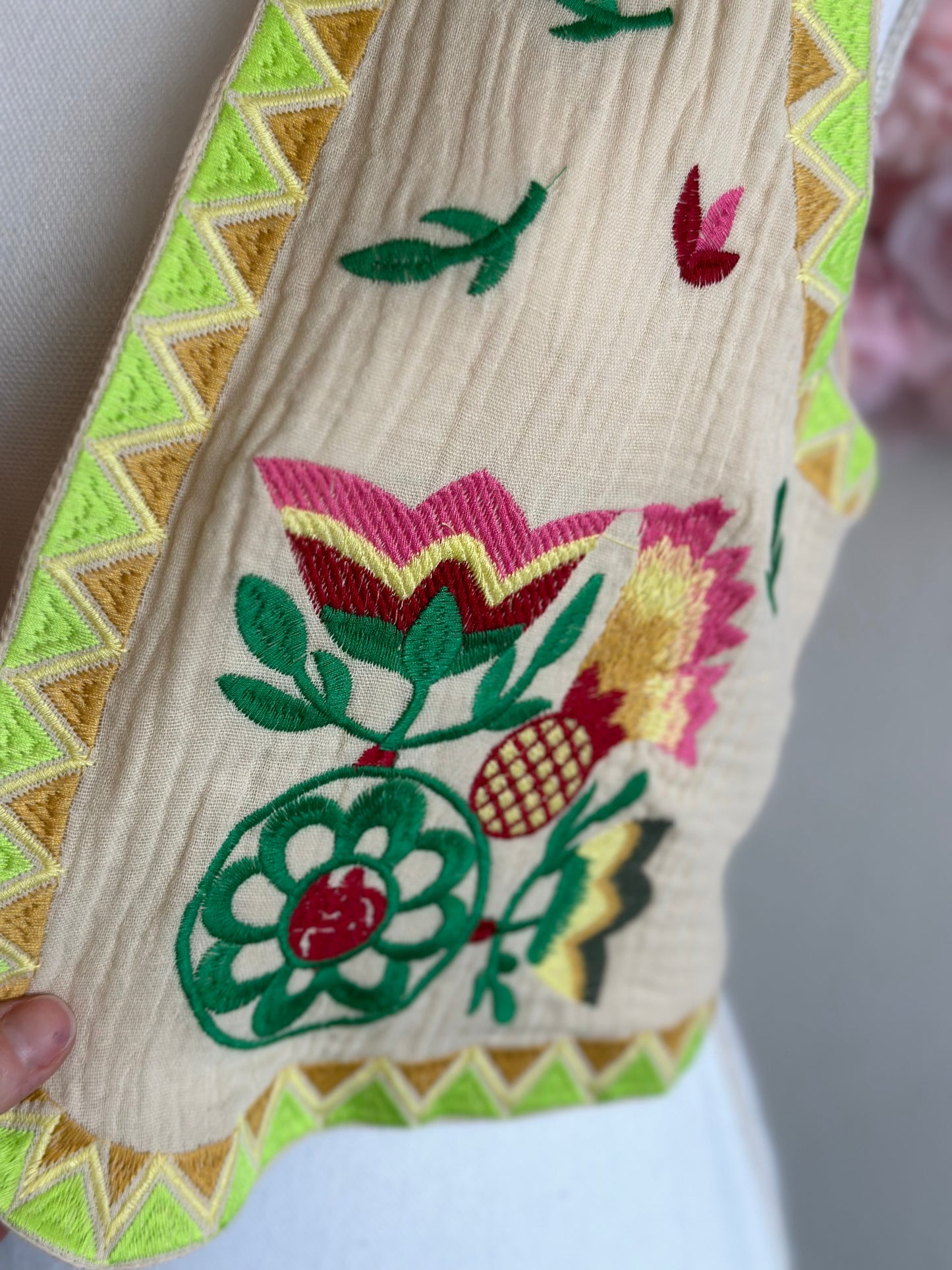Gilet sans manches façon gaze de coton brodé de fleurs colorées, T.36/38