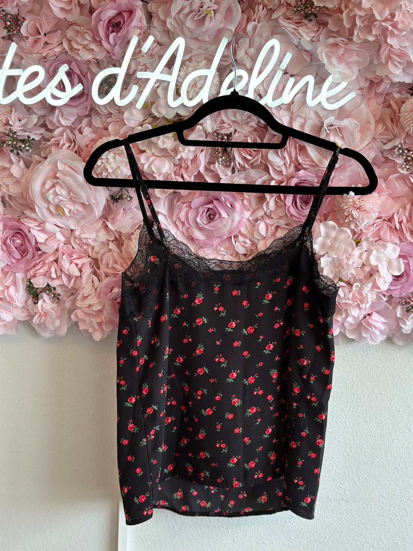 Top noir à motifs fleuris rouges et col en dentelle T.34