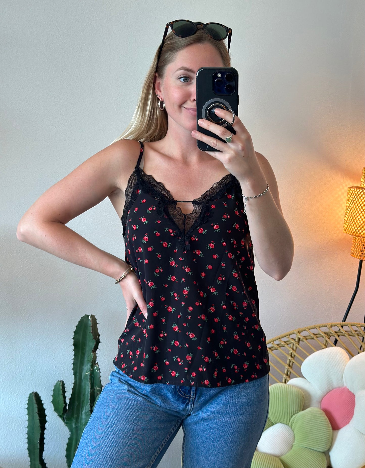 Top noir à motifs fleuris rouges et col en dentelle T.34