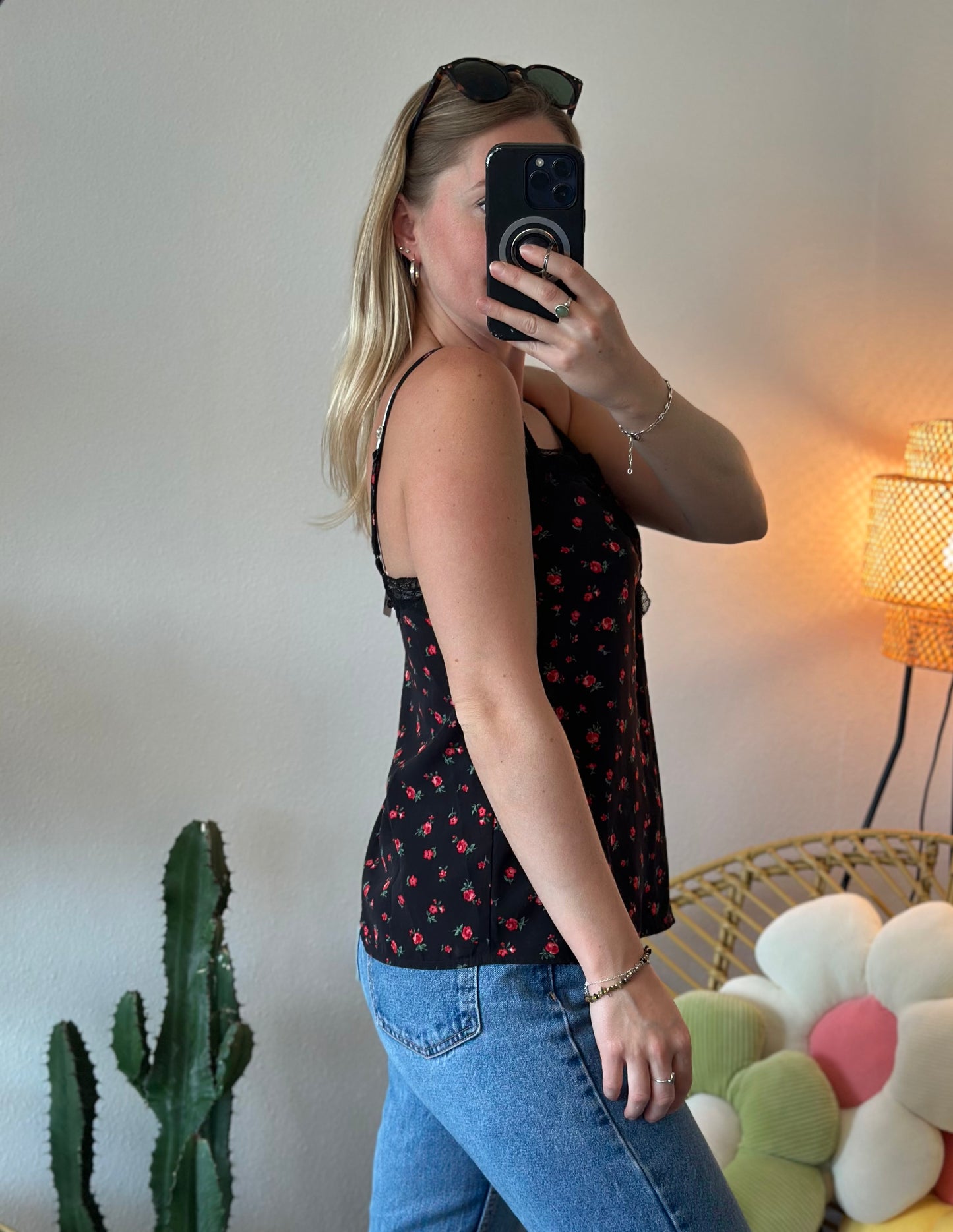 Top noir à motifs fleuris rouges et col en dentelle T.34