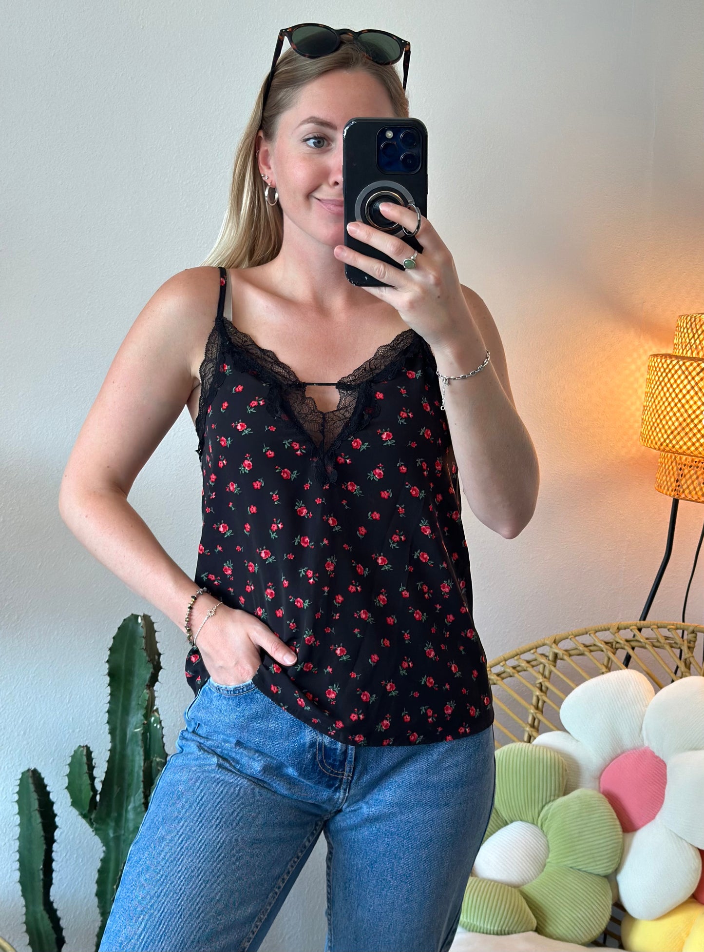 Top noir à motifs fleuris rouges et col en dentelle T.34