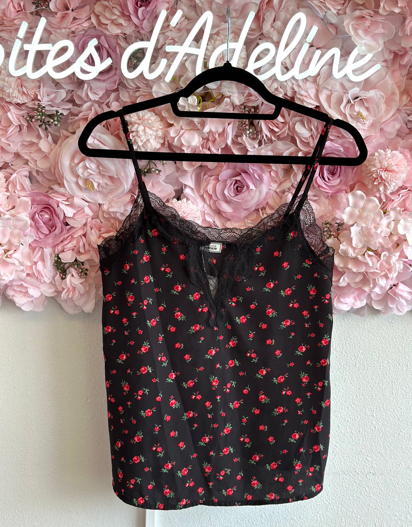 Top noir à motifs fleuris rouges et col en dentelle T.34