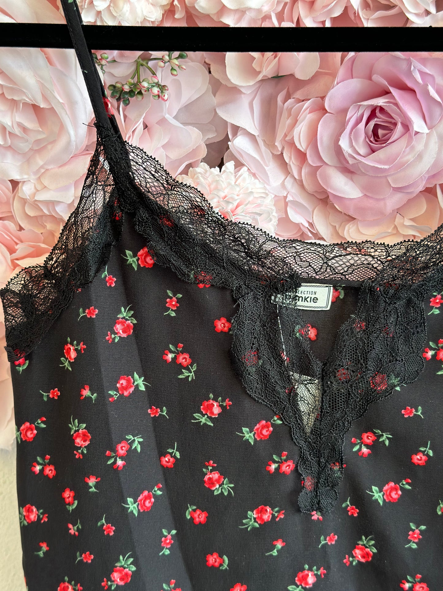 Top noir à motifs fleuris rouges et col en dentelle T.34