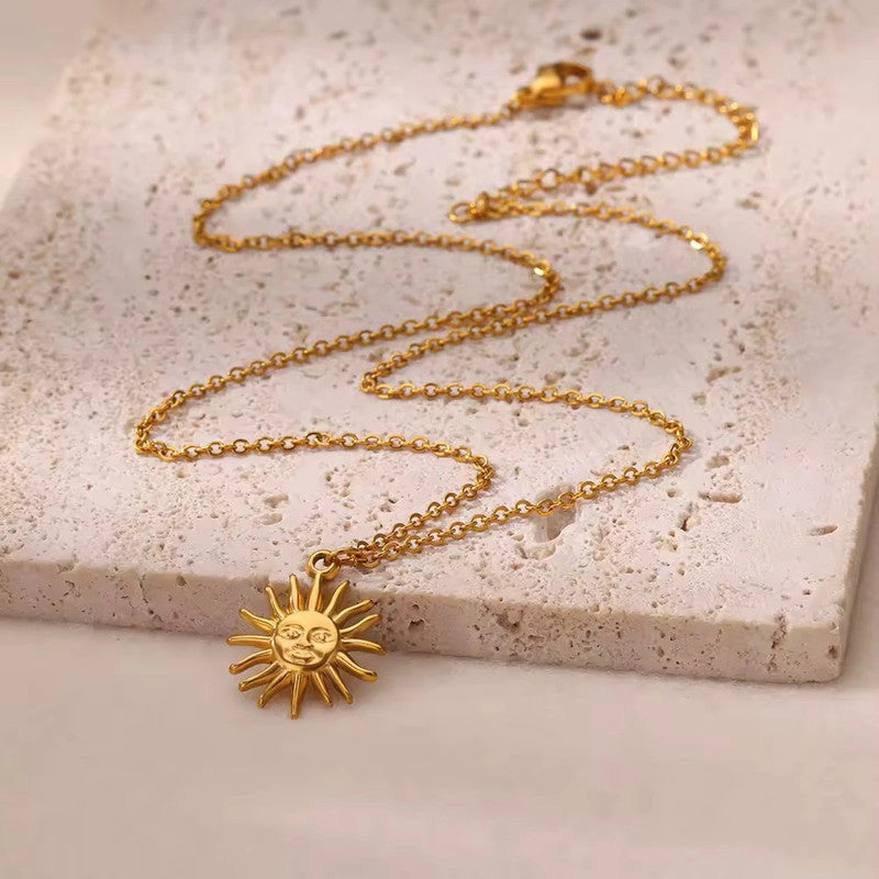 Collier doré pendentif soleil visage en acier inoxydable