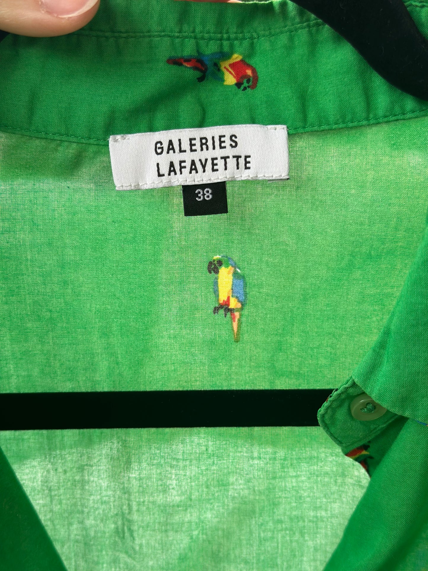 Chemise verte imprimé perroquets 100% coton T.38