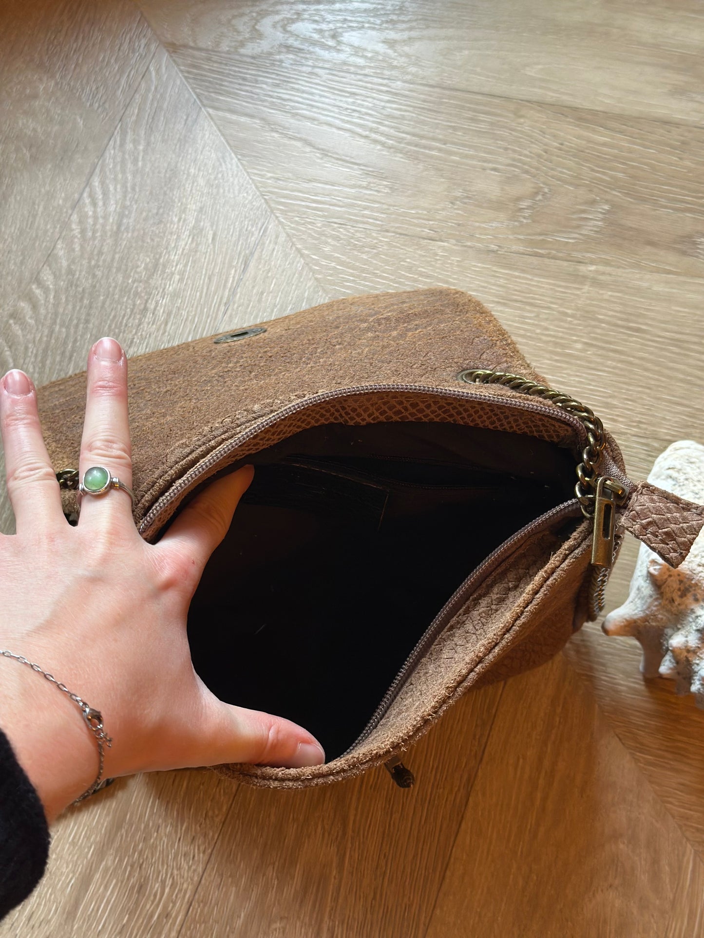 Sac bandoulière Honey cuir embossé effet serpent taupe foncé