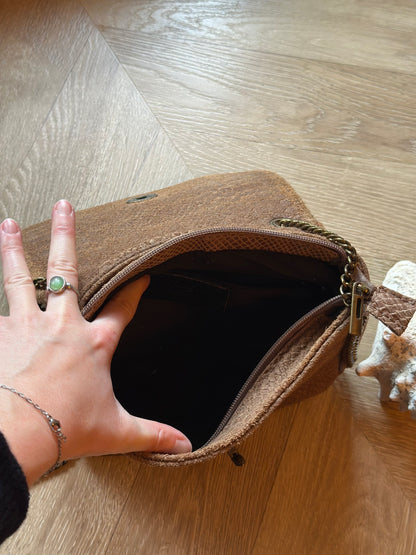 Sac bandoulière Honey cuir embossé effet serpent taupe foncé