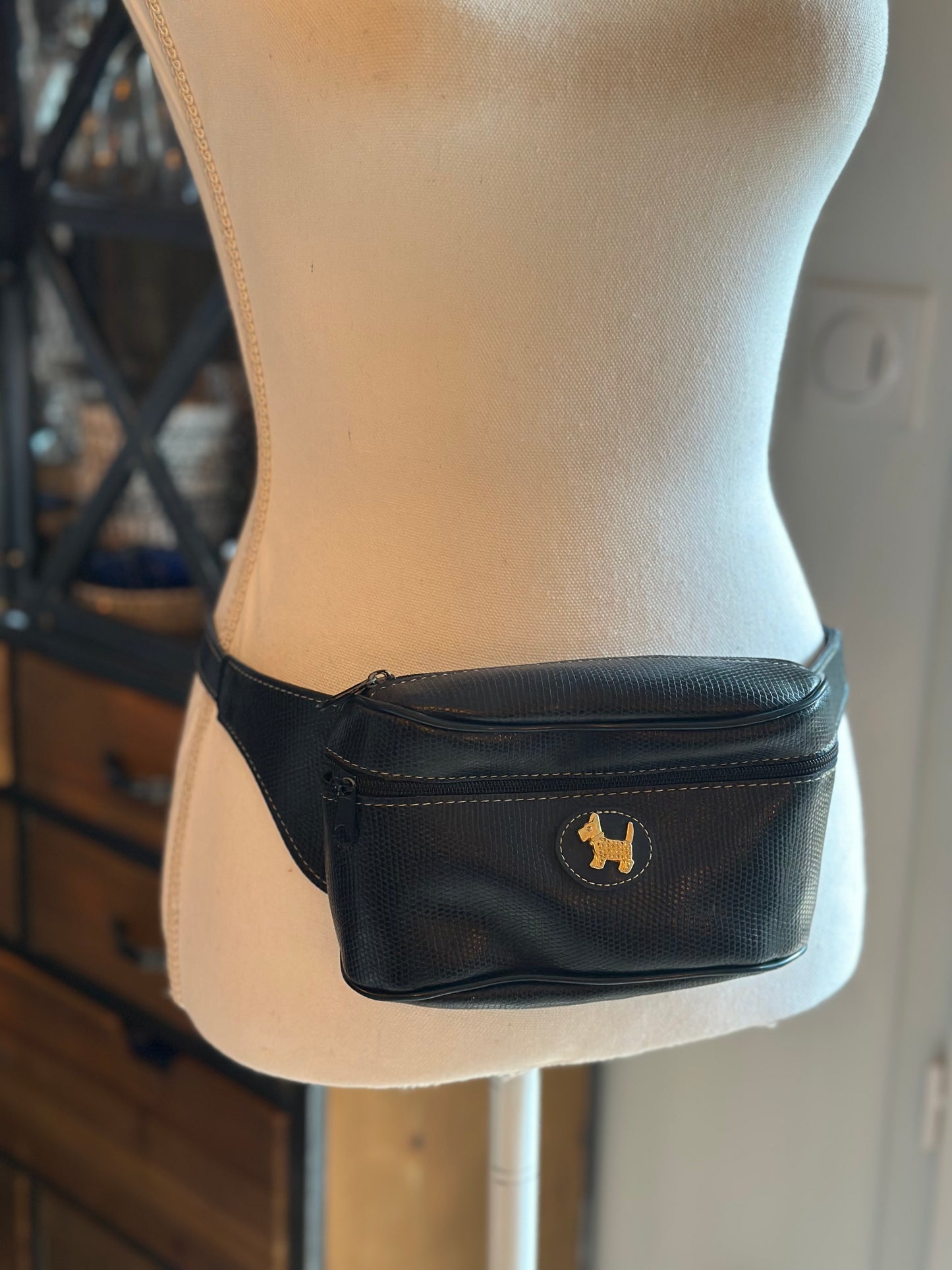 Banane vintage 90s’ noire vintage Chipie logo doré