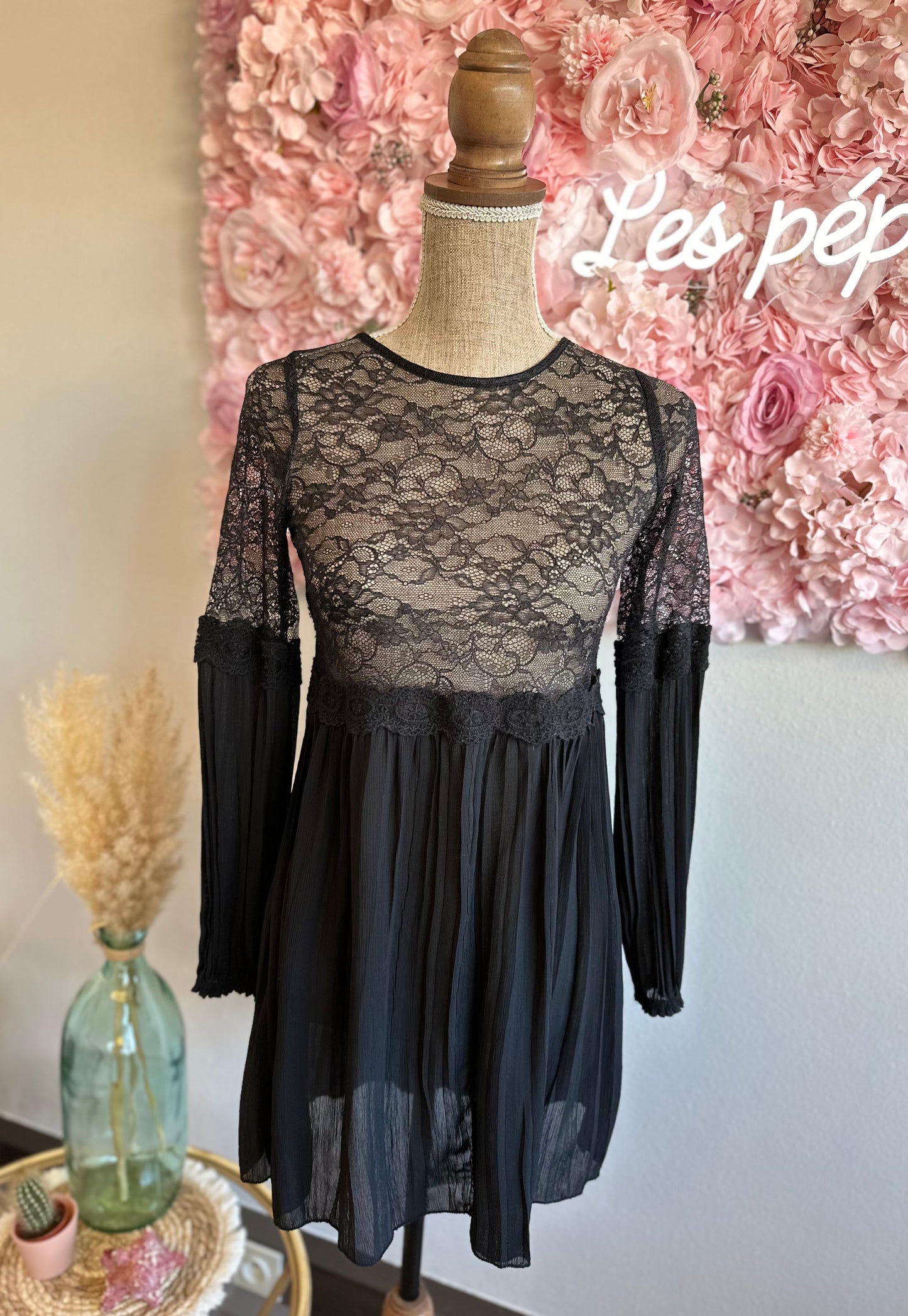 Robe noir en dentelle T.36