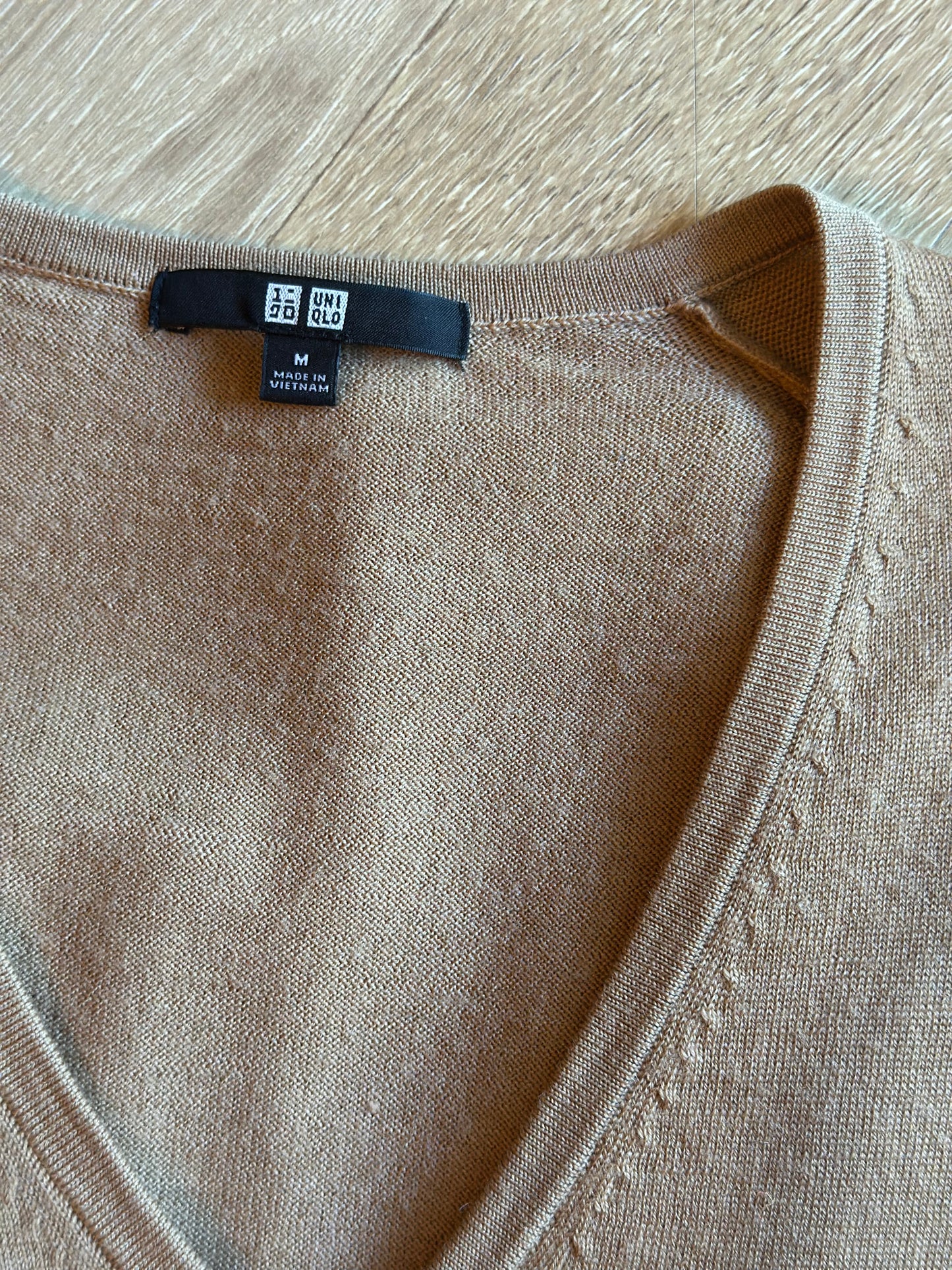 Pull col V Uniqlo 100 % laine mérinos T.38