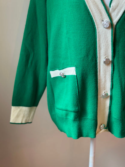 Cardigan vert à bordures écrues boutons argentés T.U