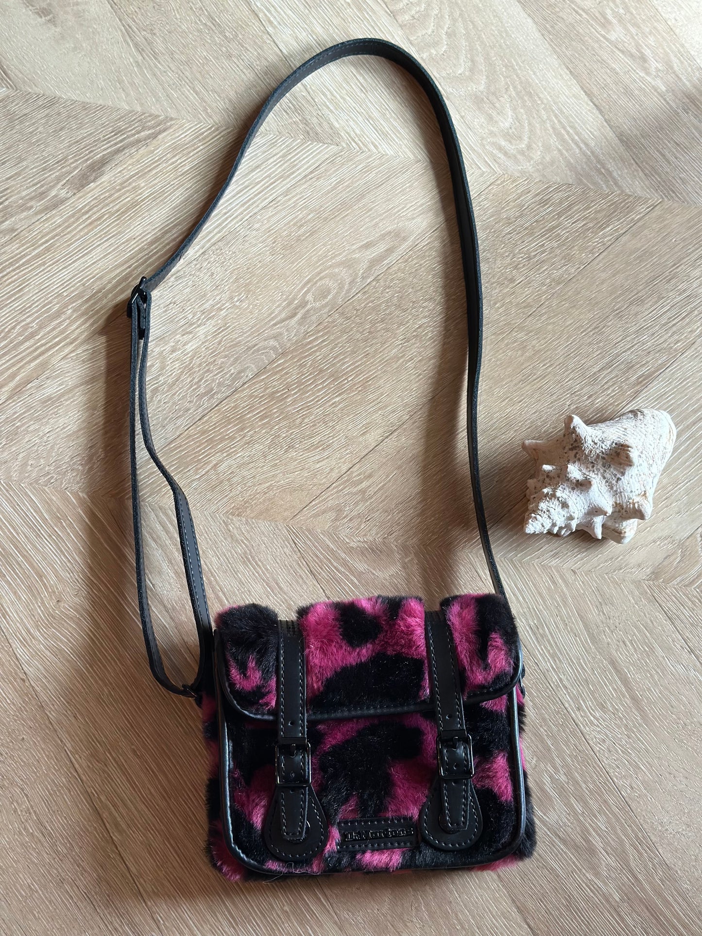 Sac bandoulière imprimé vache rose noir Dr Martens