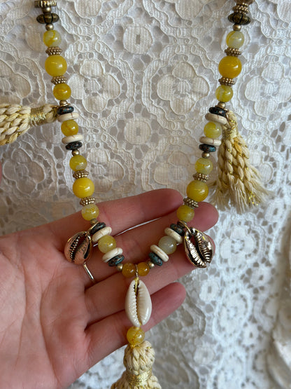 Collier sautoir bohème perles jaunes et coquillages dorés