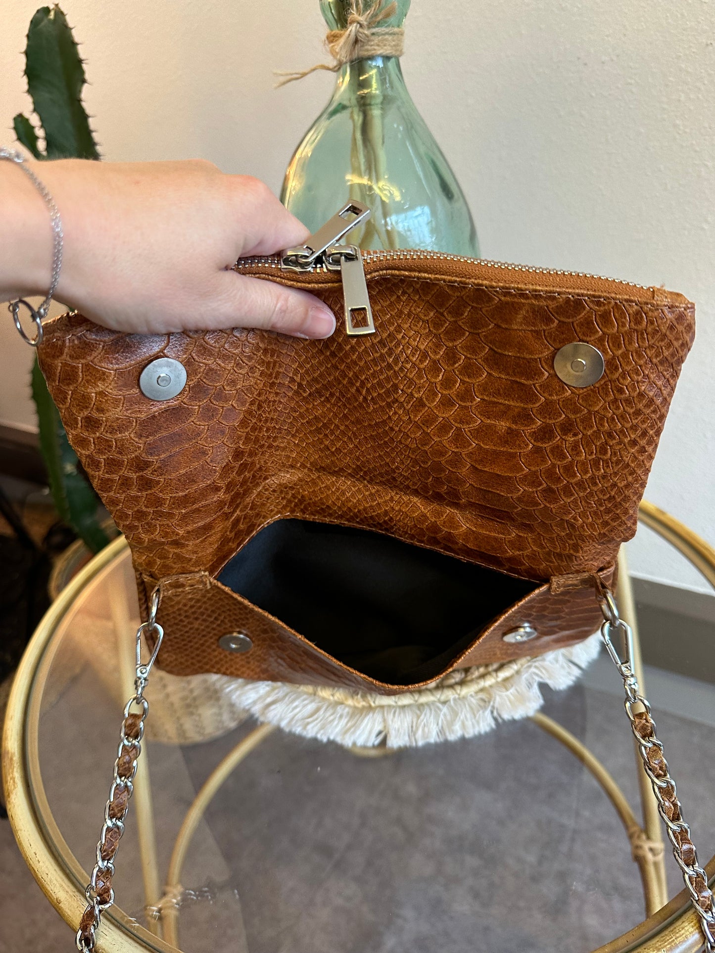 Sac pochette en bandoulière camel en cuir croco écaillé