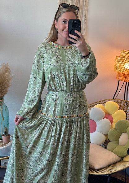 Belle robe longue vert clair à motifs bandana T.40