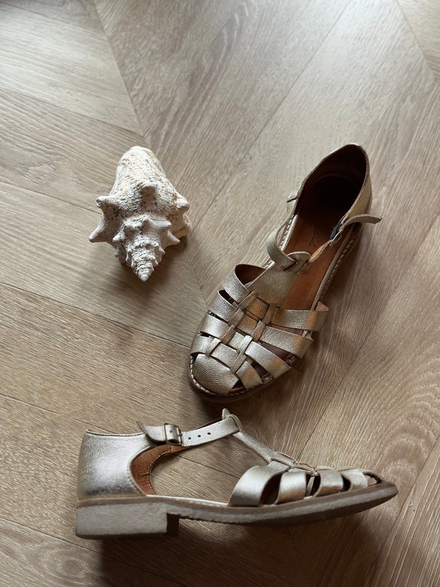 Sandales dorées en cuir T.36