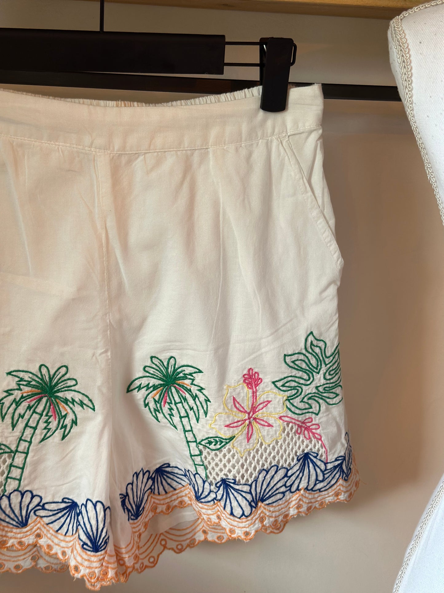 Short blanc brodé – Palmiers & coquillages colorés T.36