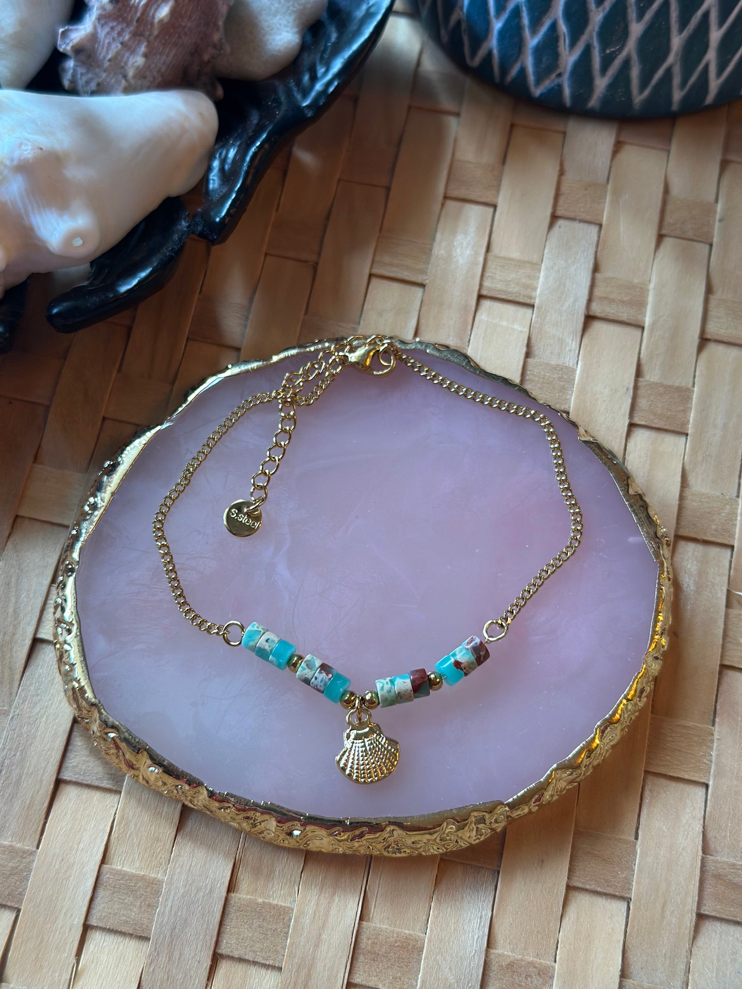 Bracelet neuf en acier inoxydable – Coquillage doré & perles bleues