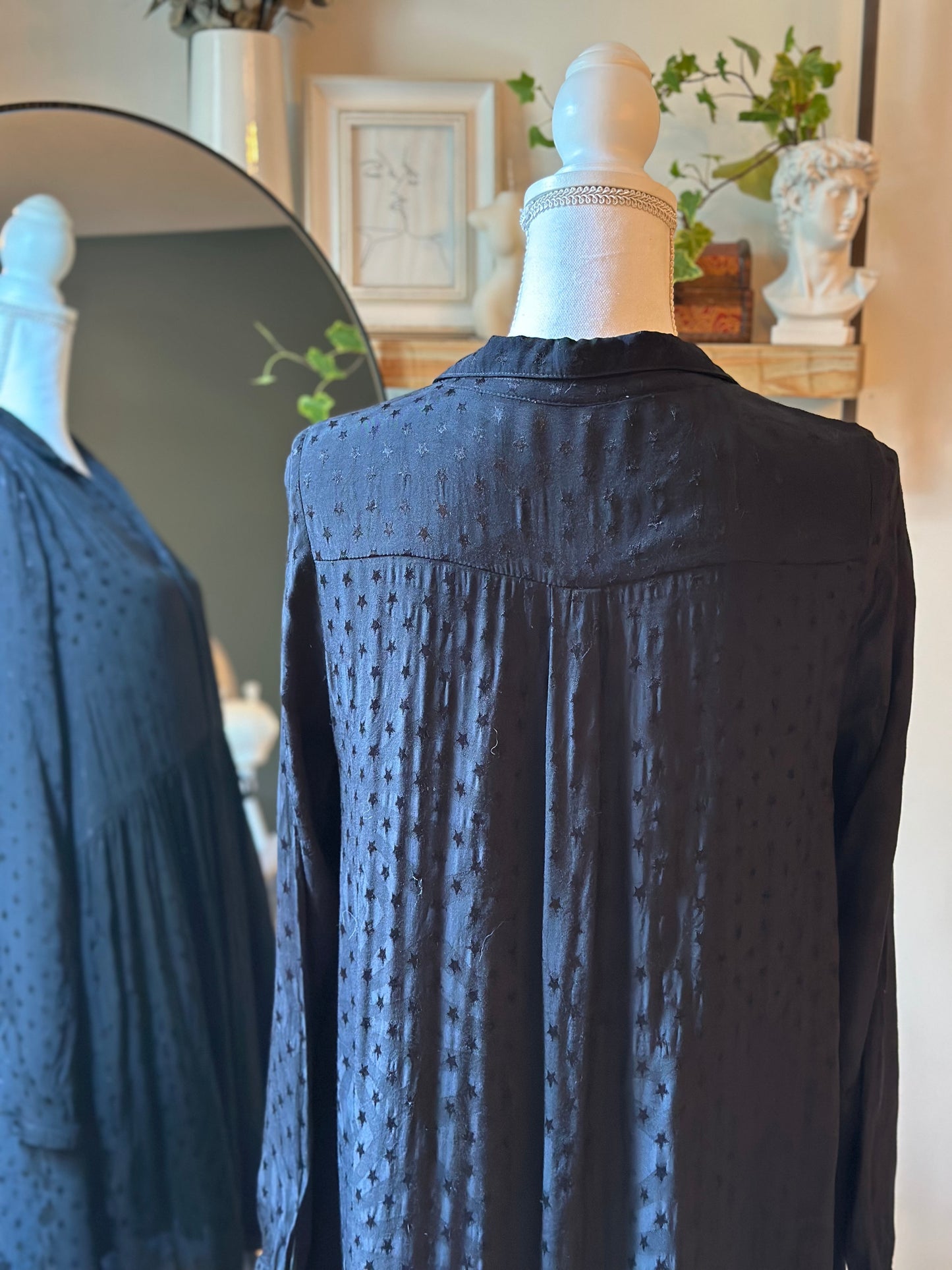 Robe noire fluide à motifs étoiles coupe babydoll T.36