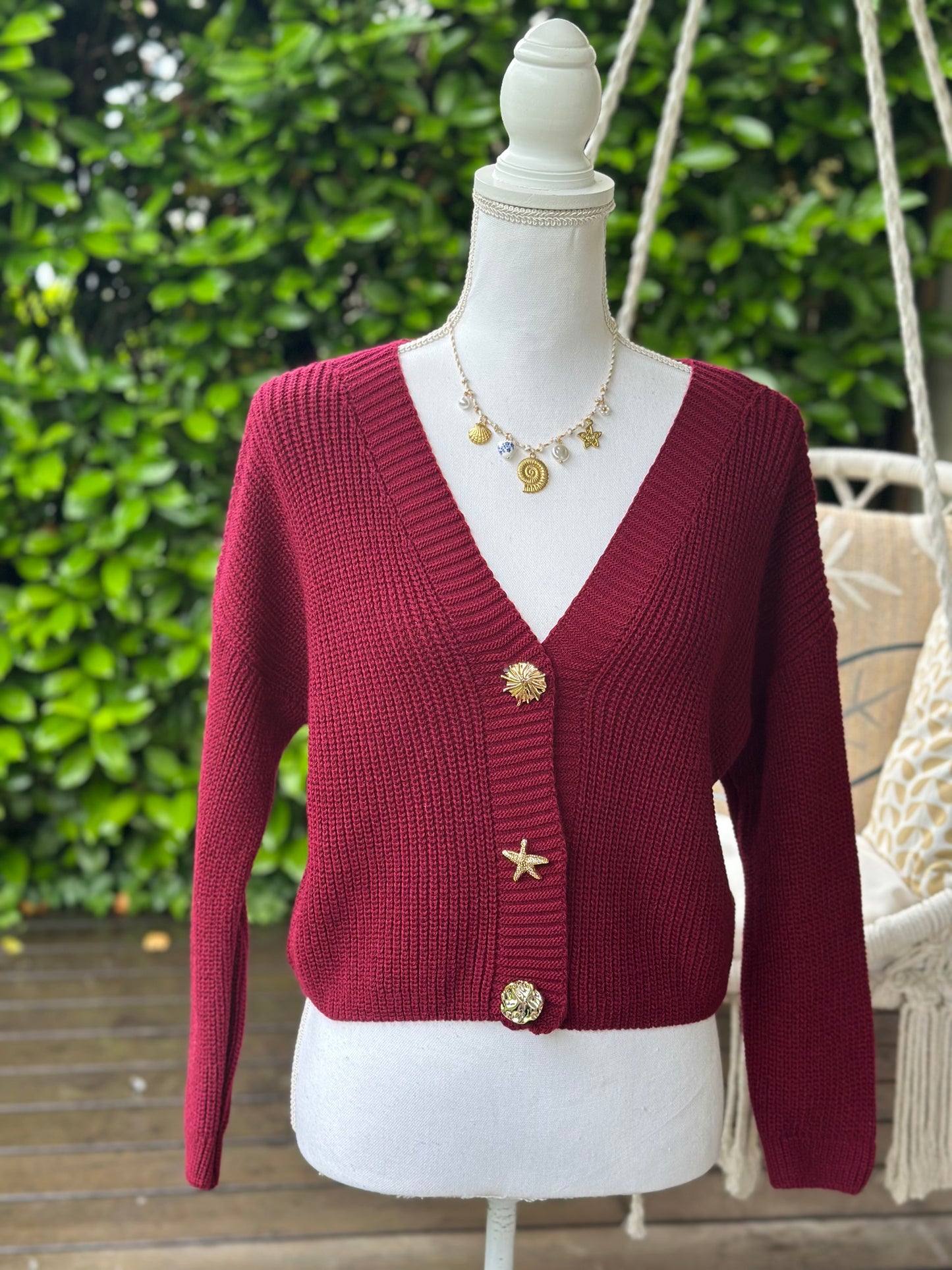 Gilet court maille bordeaux boutons bijoux dorés T.U (34 au 40)