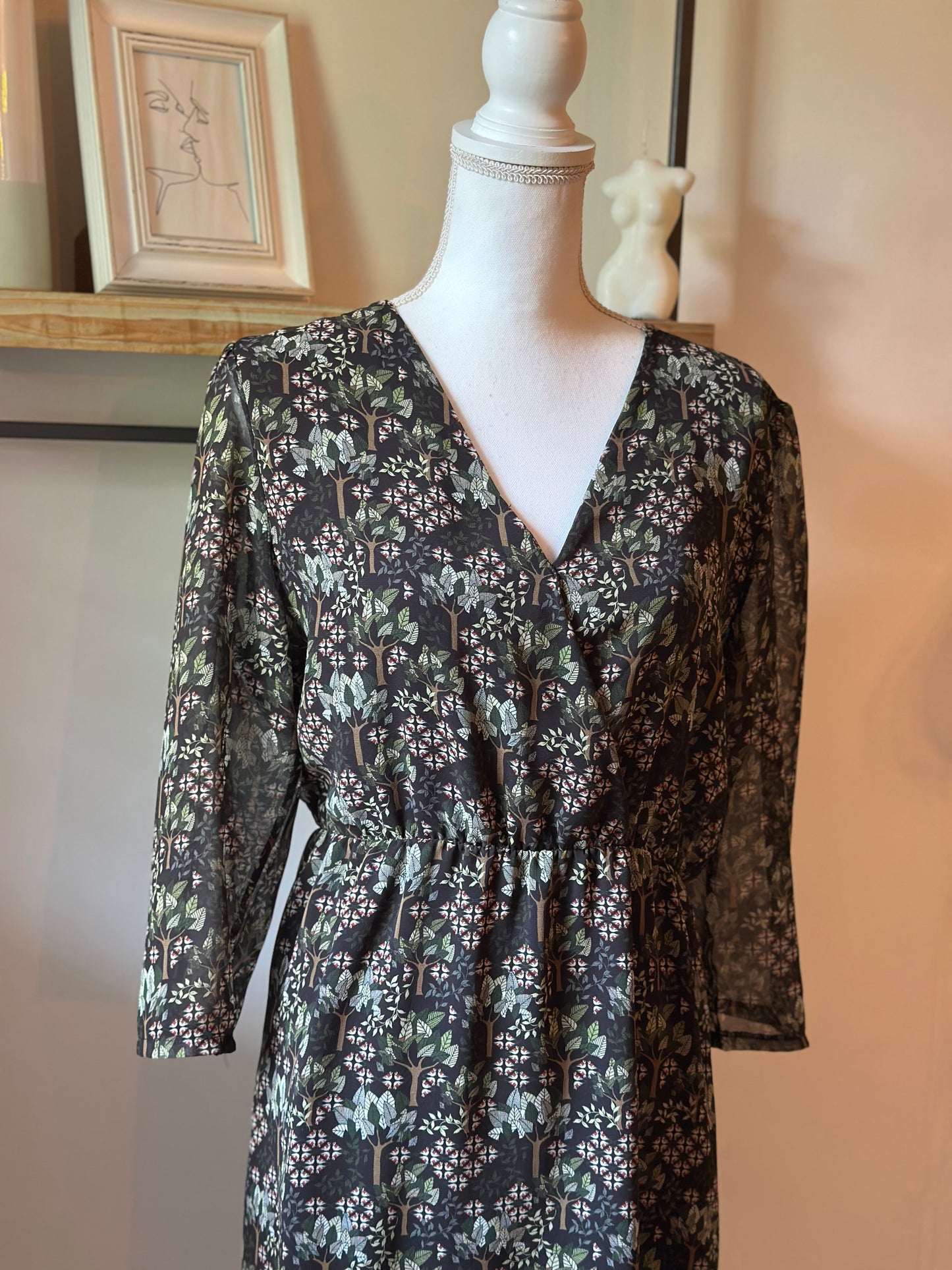 Robe imprimé végétal noire et vert T.40
