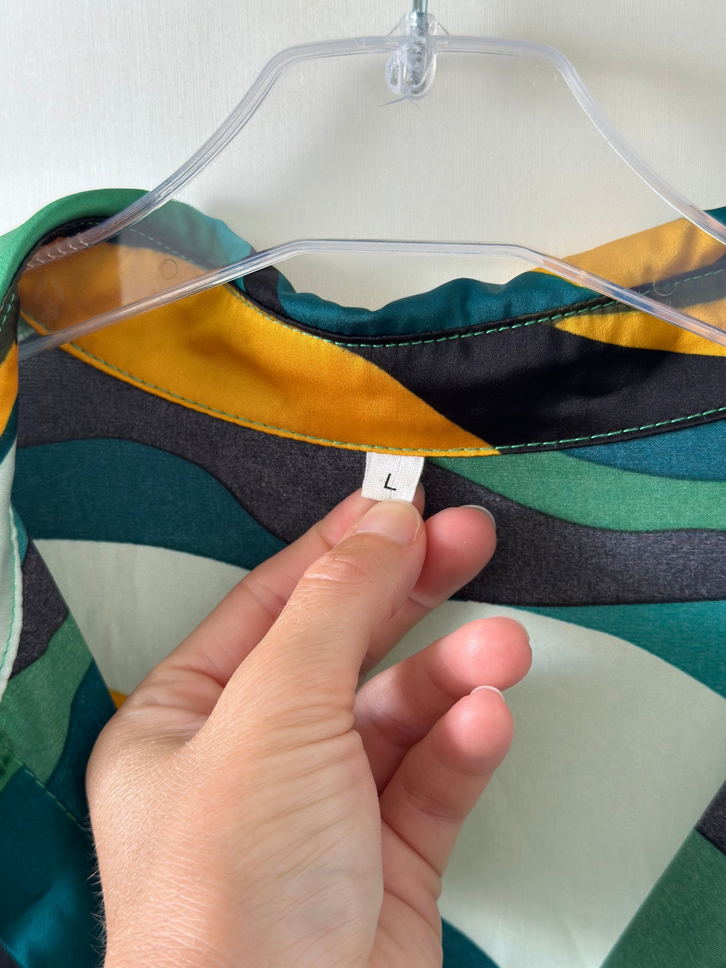 Chemise fluide effet satin à motifs colorés T.40