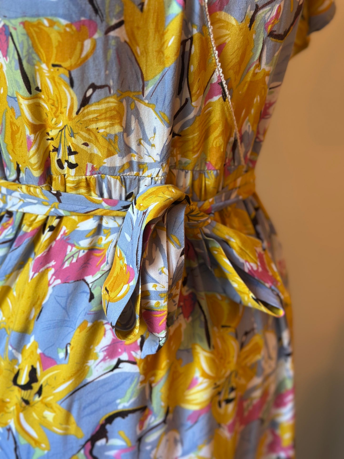 Robe mi-longue fleurie ceinturée T.36