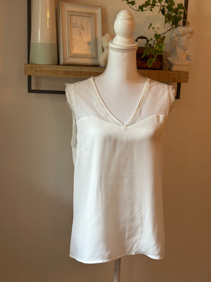 Joli top blanc à détails en dentelle fine T.40