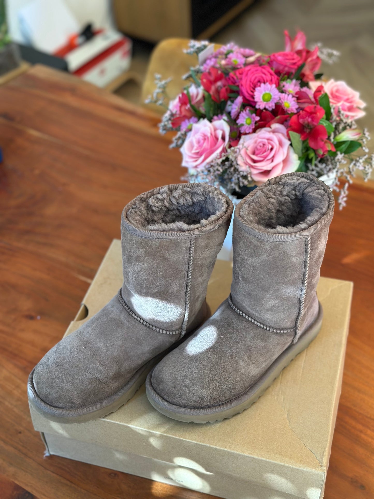 Bottines fourrées en suède UGG Classic Short II – Couleur Syrah Grey P.36