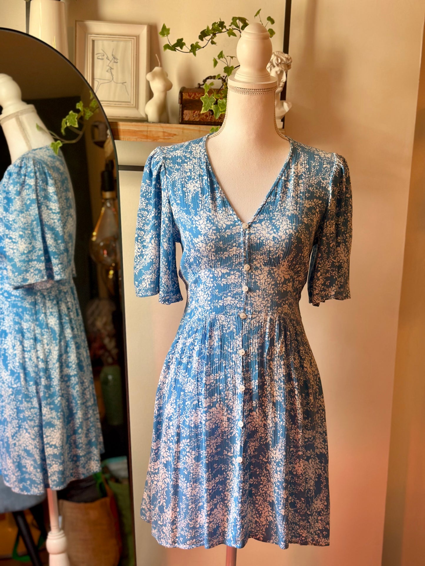 Robe d’été bleue à motifs fleuris blancs T.34/36