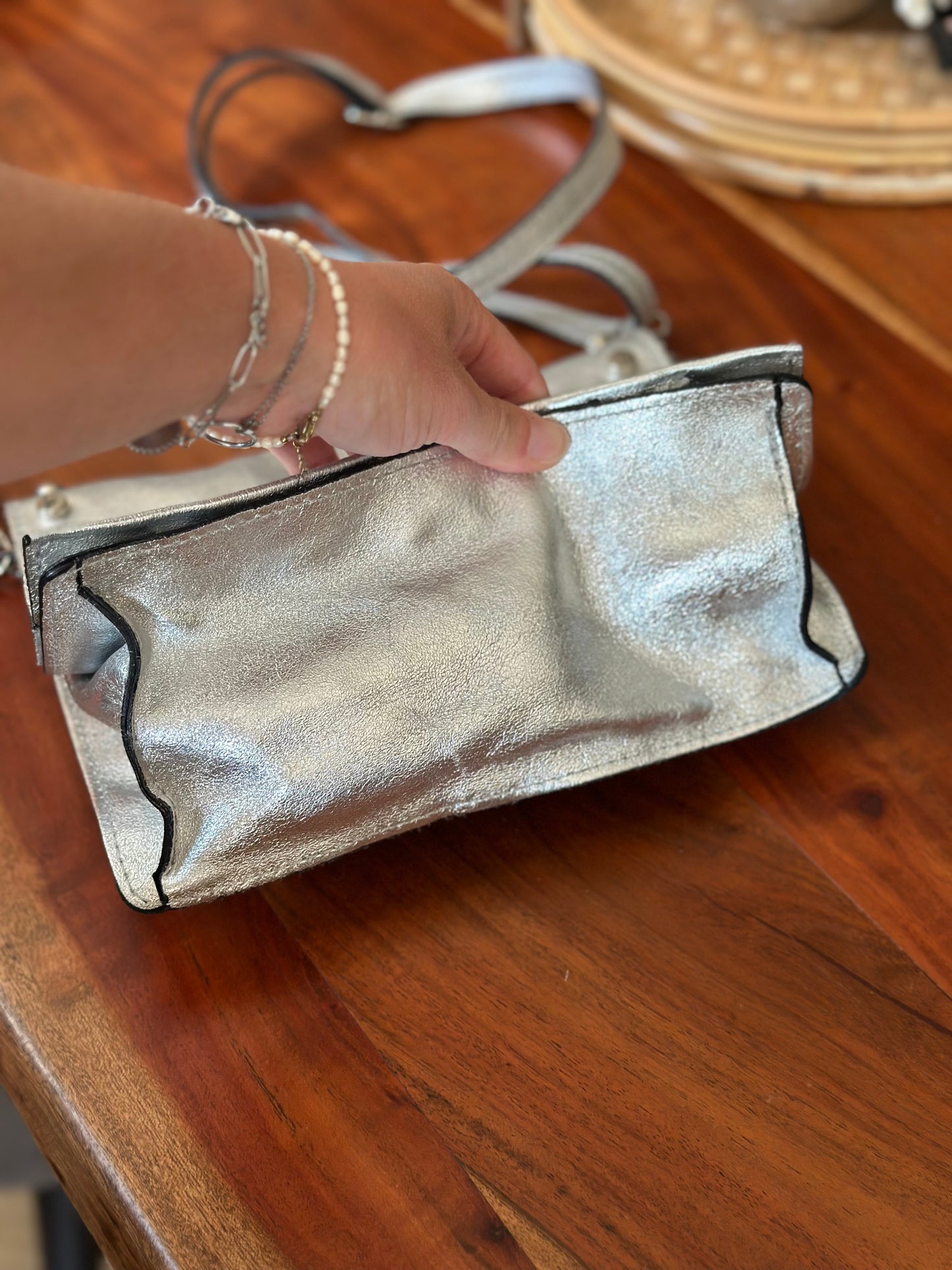 Sac bandoulière en cuir argenté