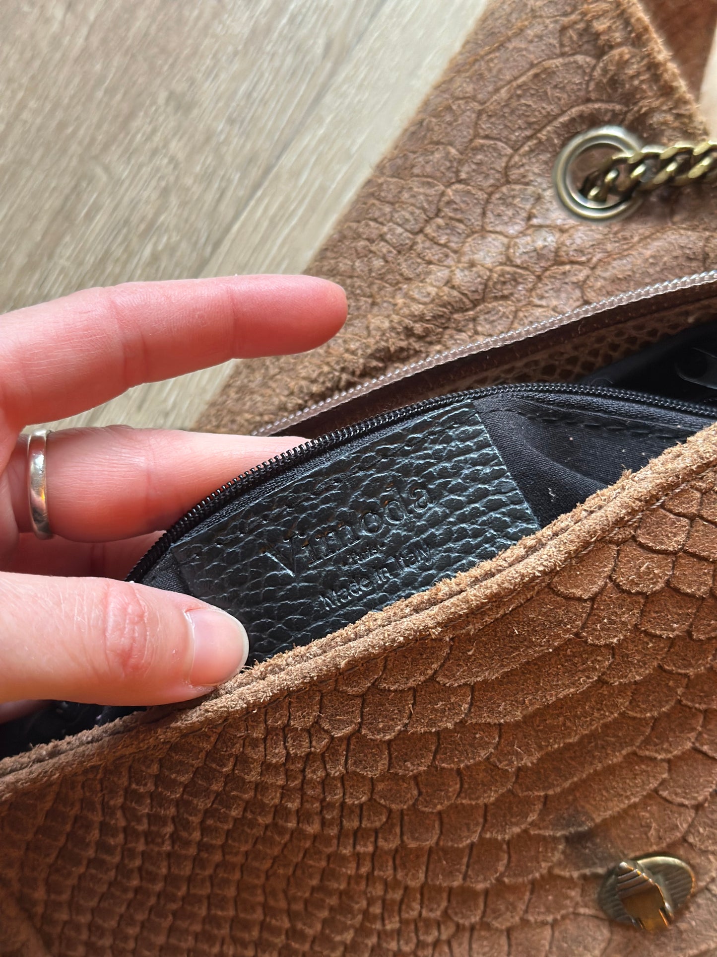 Sac bandoulière Honey cuir embossé effet serpent taupe foncé