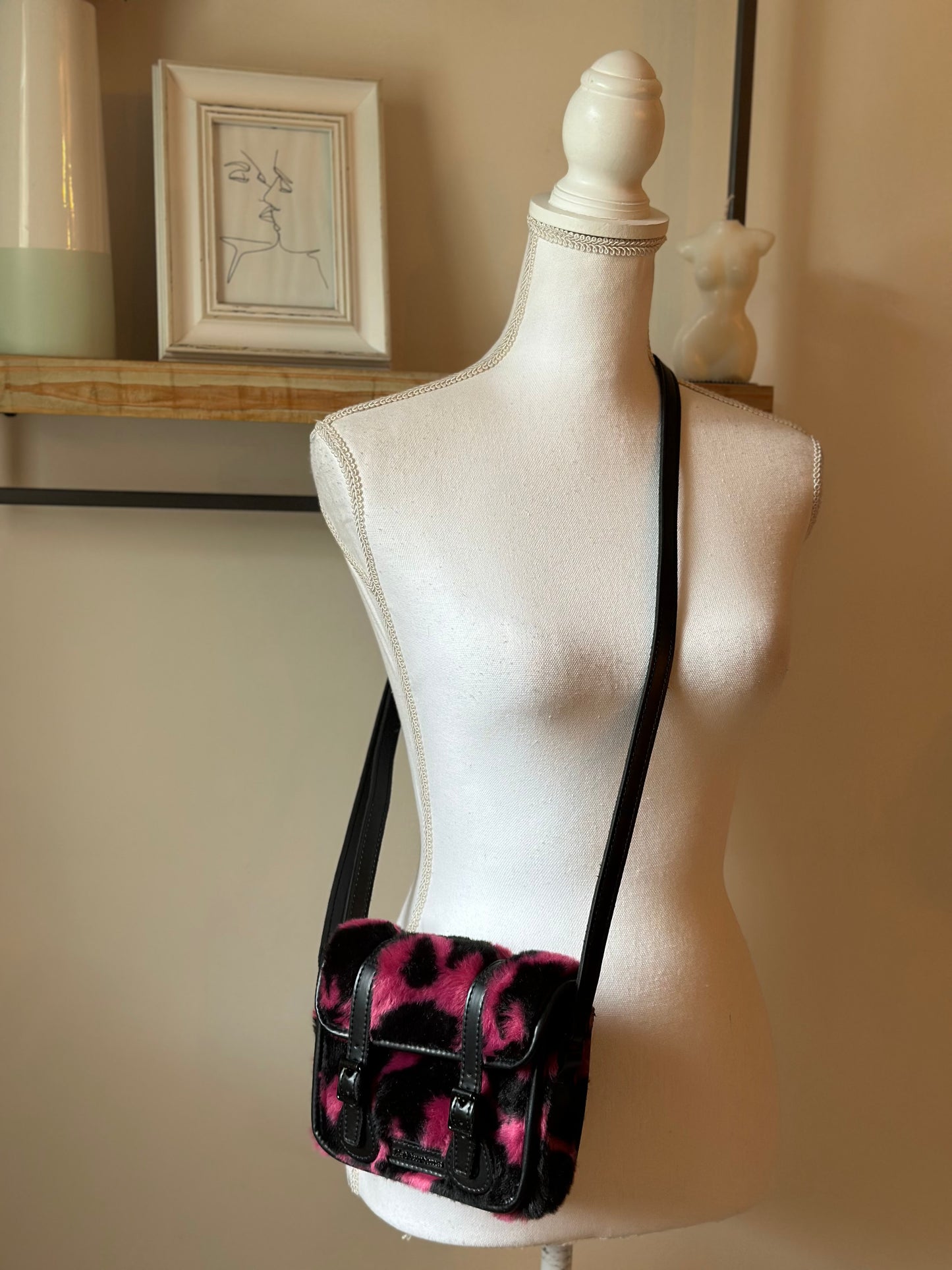 Sac bandoulière imprimé vache rose noir Dr Martens
