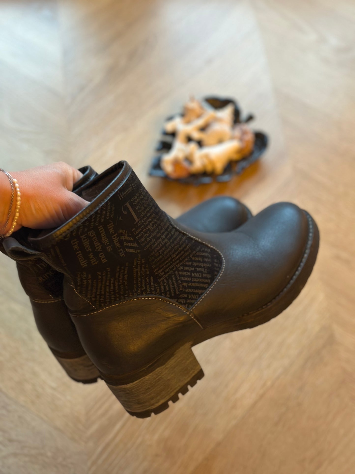 Bottines noires en cuir P.38