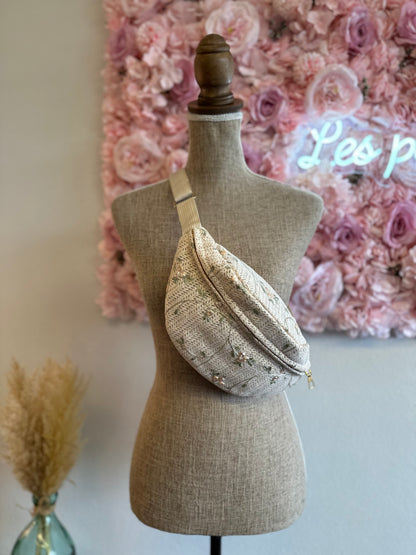 Banane beige crème brodée de fleurs