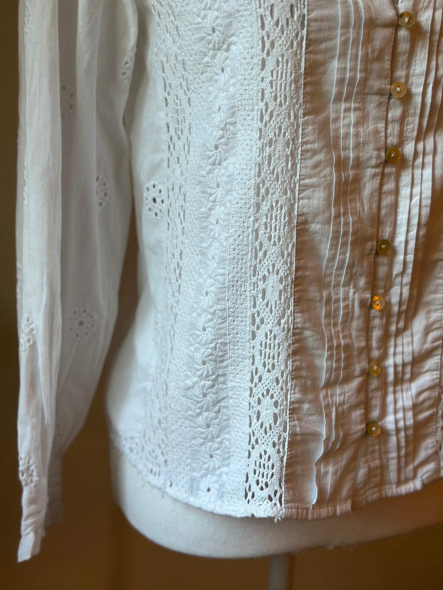 Blouse blanche broderies florales et dentelle T.34