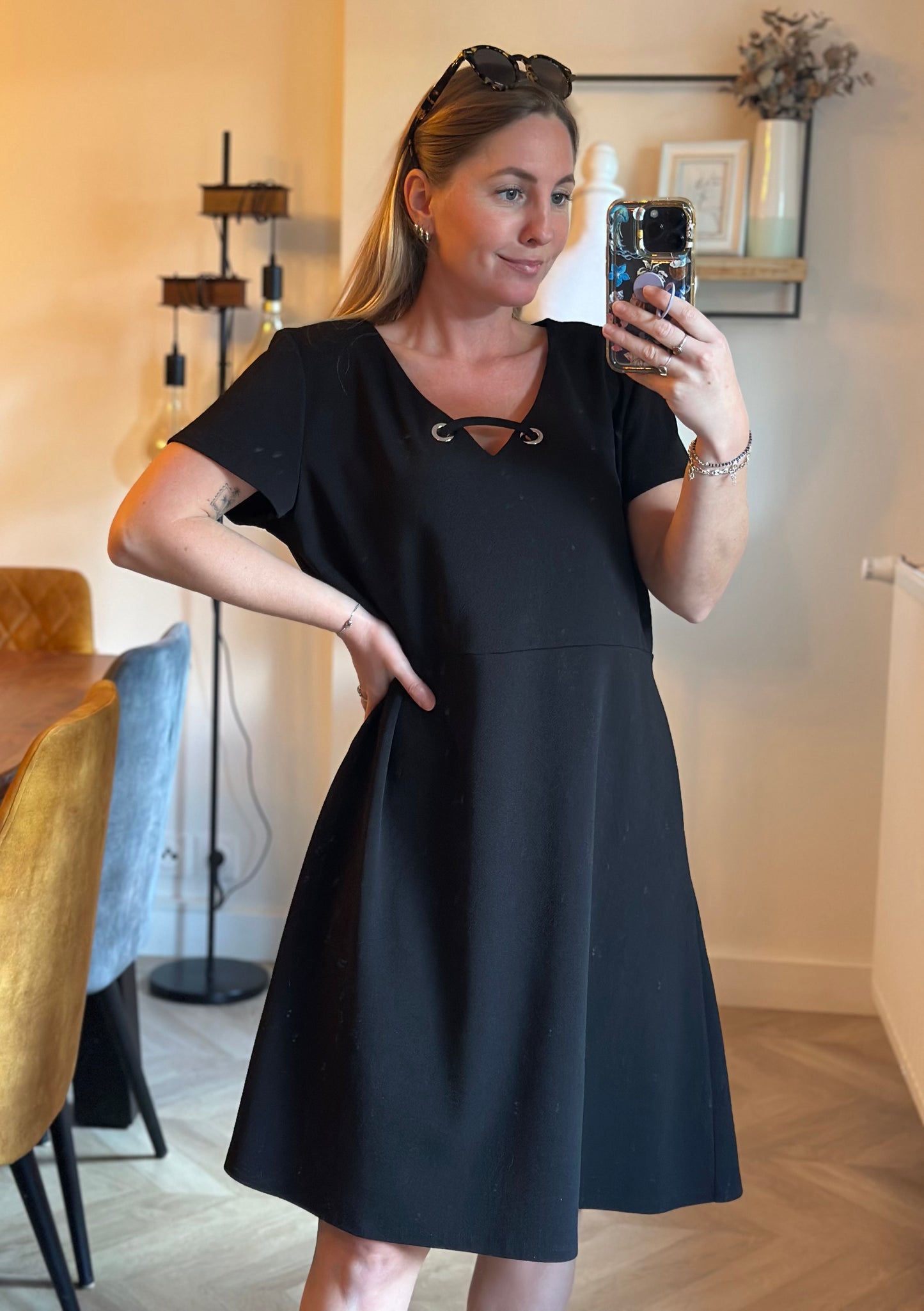 Robe droite noire col détail œillets T.46