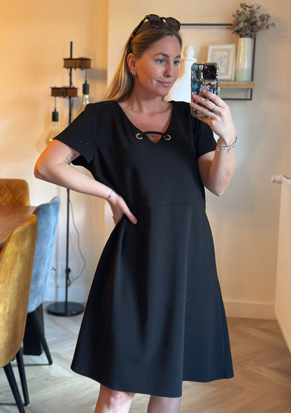 Robe droite noire col détail œillets T.46