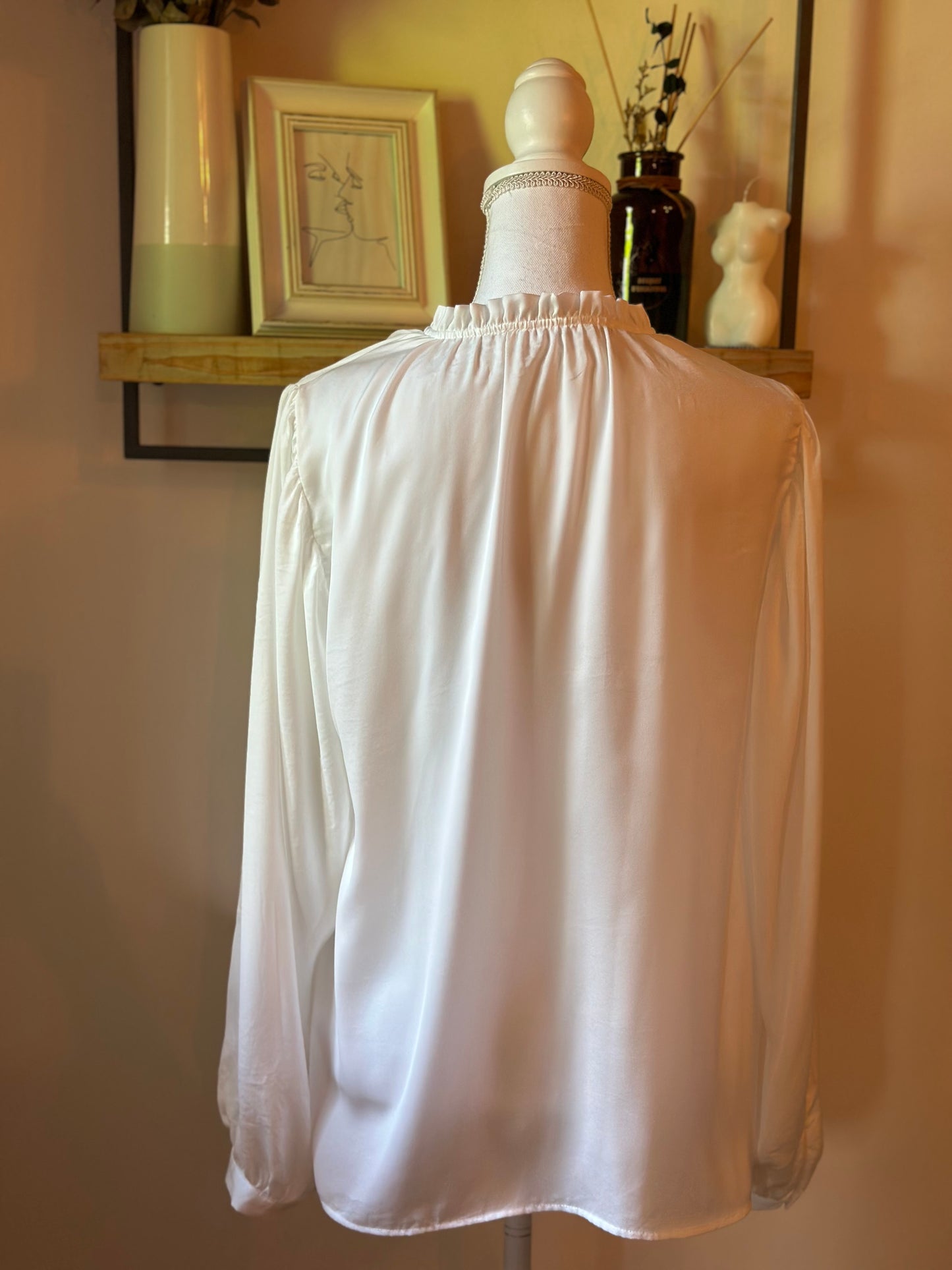 Blouse fluide satinée blanche col froufrou manches longues – T.40/42 oversize