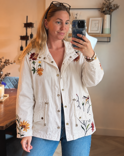 Veste parka blanche brodée – fleurs et sequins T.42