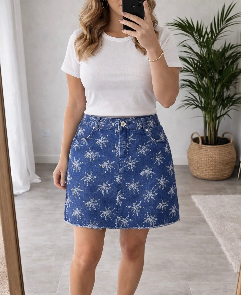 Jupe en jean bleu avec imprimé feuilles blanches style palmiers T.40