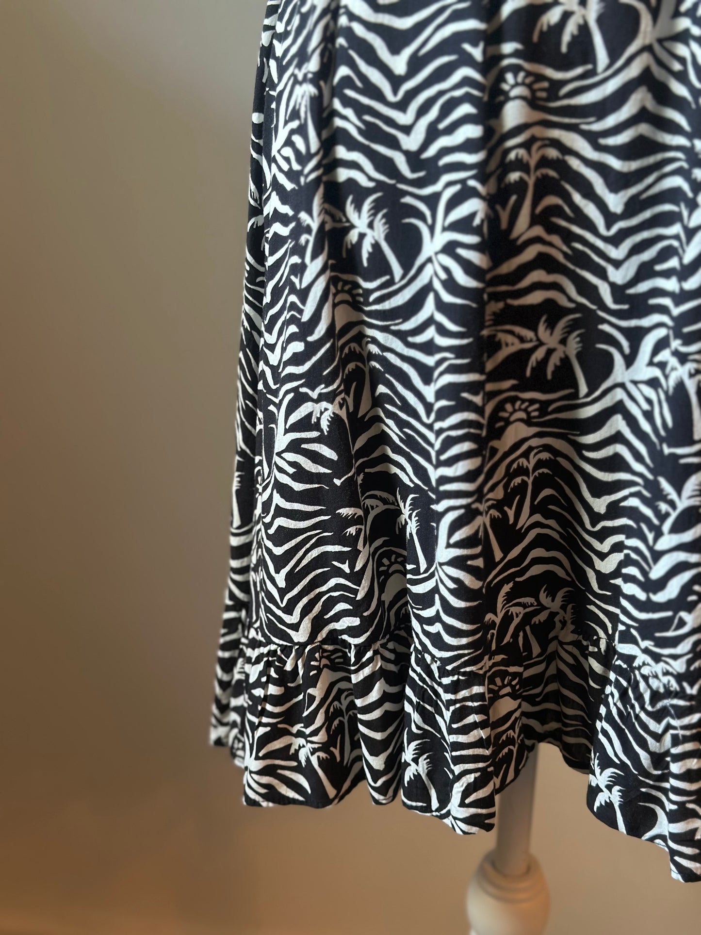 Robe imprimé zèbre palmiers noir et blanc T.36