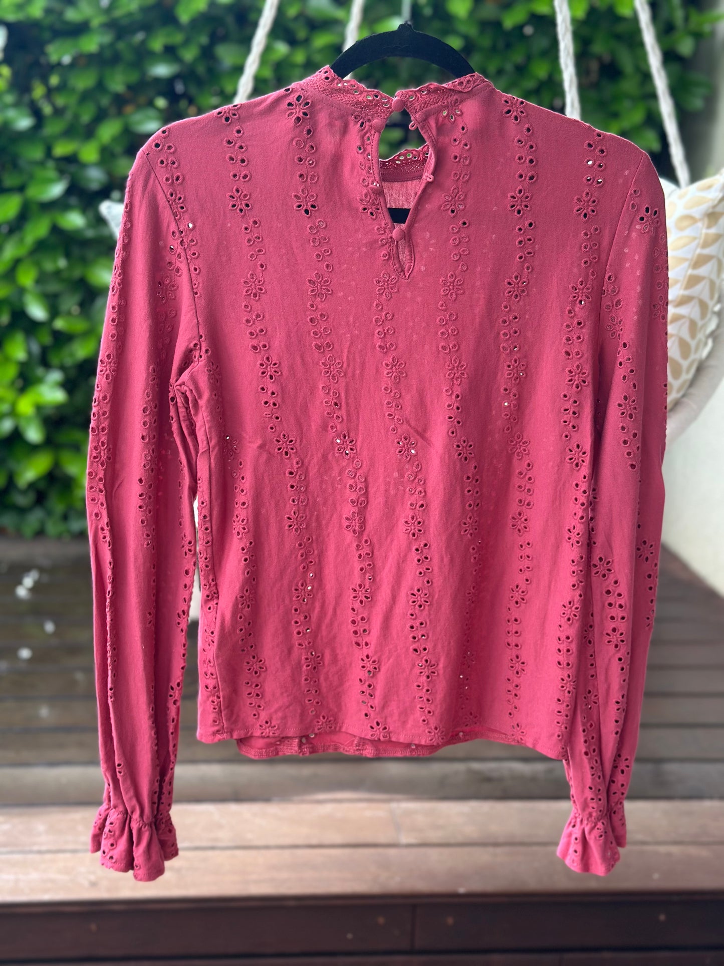 Blouse broderie anglaise rose framboise en coton T.34