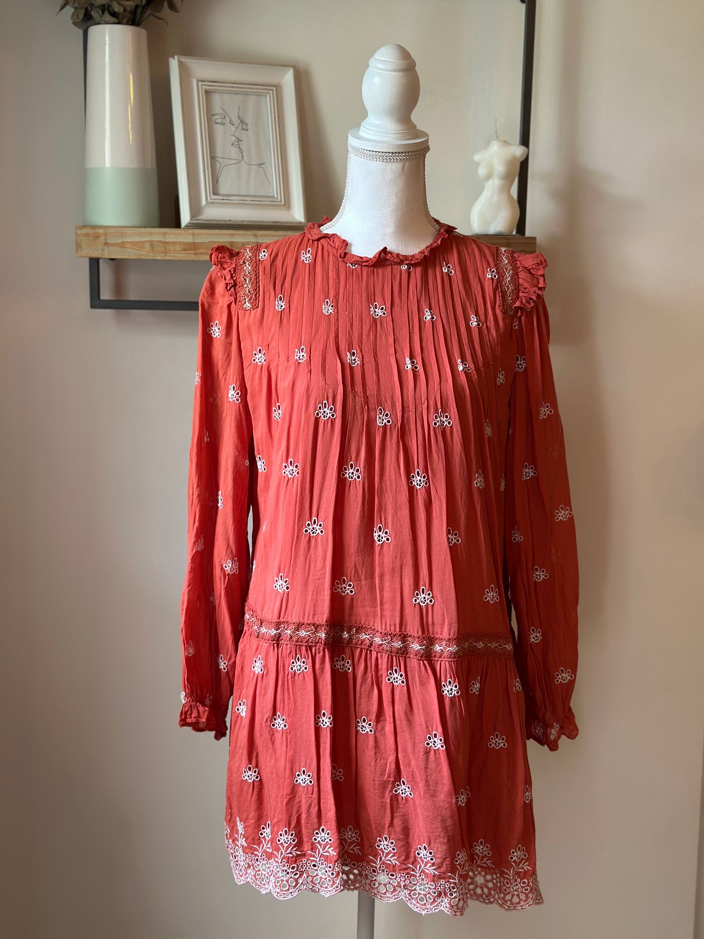 Robe bohème corail brodée fleurs blanches T.36