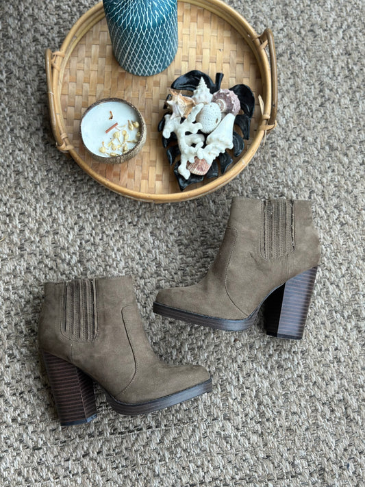 Bottines talon épais daim marron P.37