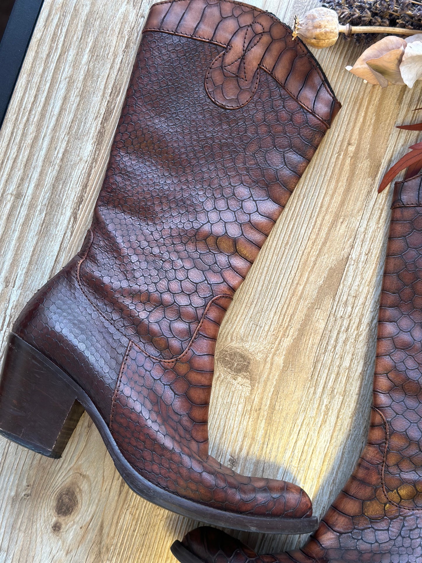 Bottes hautes en cuir croco marron P.36