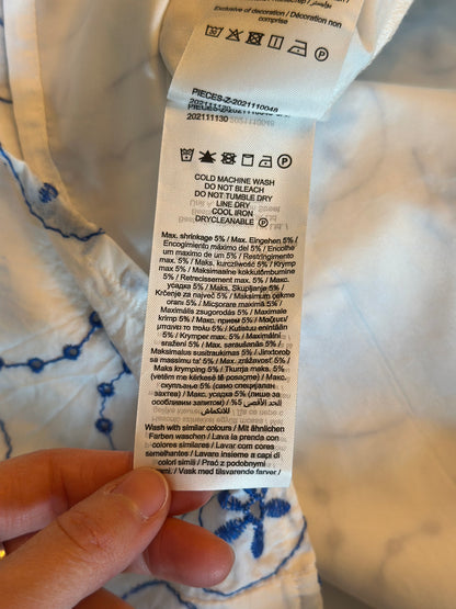 Robe blanche d’été brodée de fleurs bleues T.36
