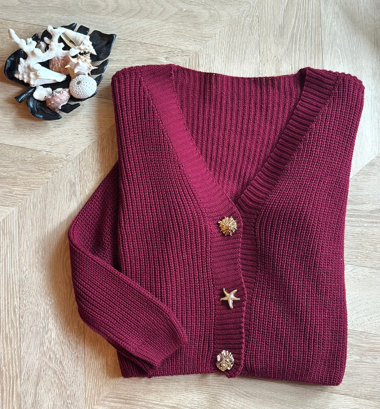 Gilet court maille bordeaux boutons bijoux dorés T.U (34 au 40)